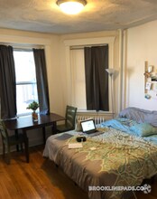 Building Photo - 352 Riverway