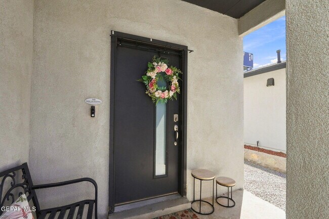 Foto del edificio - 15216 Ambition Ave