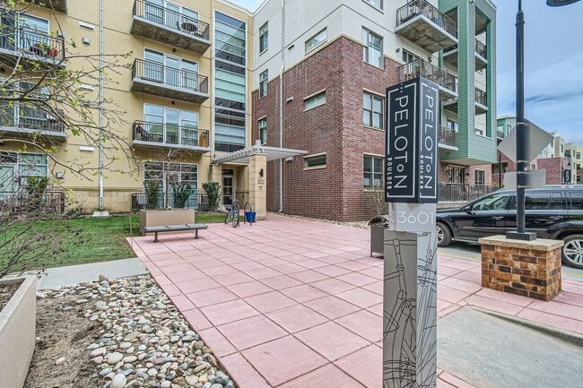 Building Photo - 2-BDR Retreat with Rooftop Pool & Gym