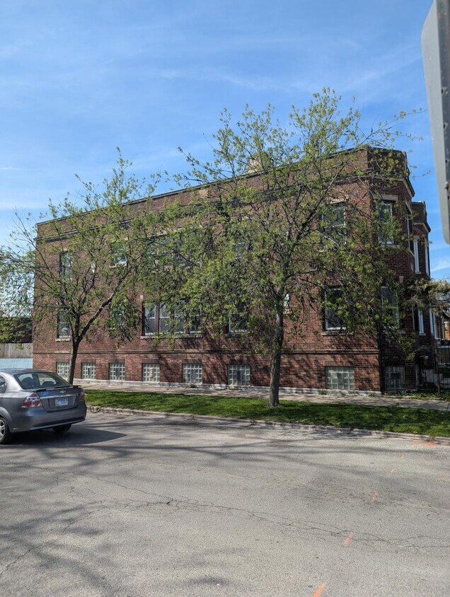 Building Photo - 3 bedroom in Chicago IL 60629