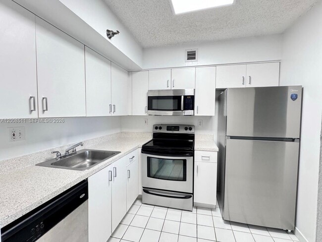 Foto del edificio - 3300 NE 191st St