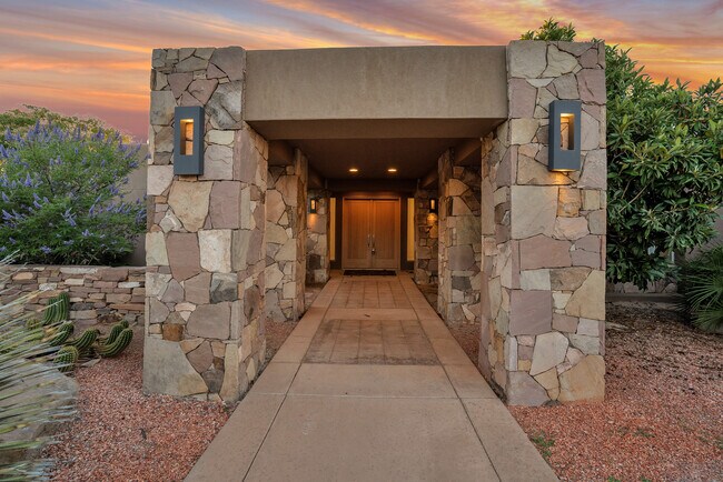 Foto del edificio - 2259 Stone Cliff Dr