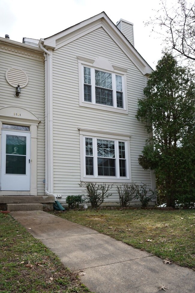 Foto del edificio - 4 Bedroom 3.5 Bath Townhome in Woodbridge, VA