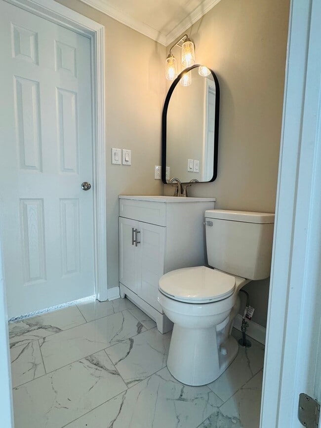 Building Photo - Lovely home and location!