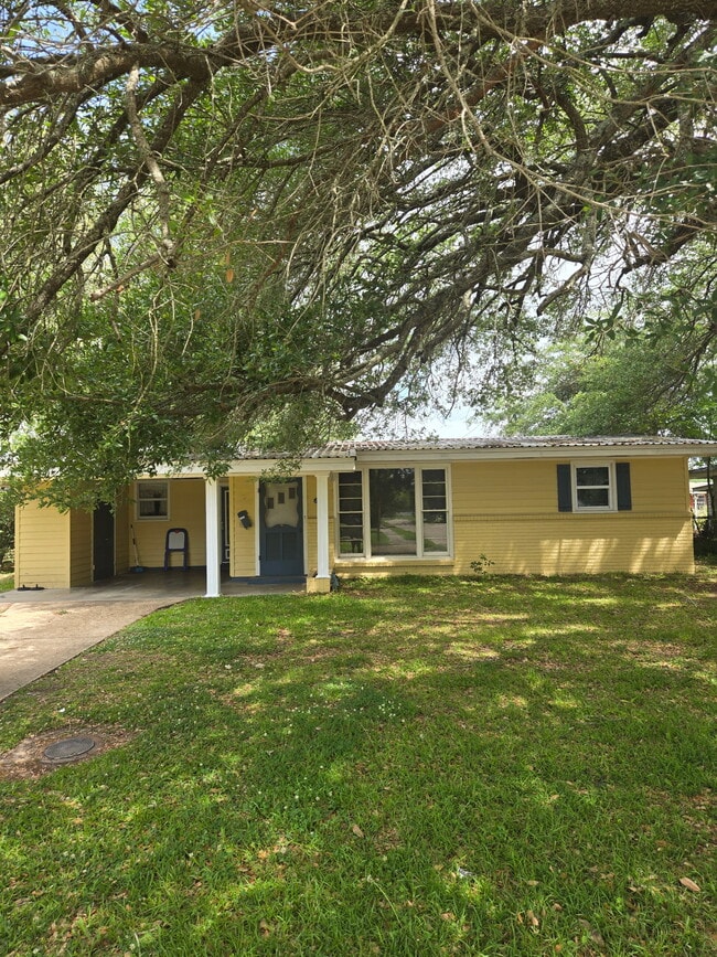 Building Photo - 621 Mary Ann St