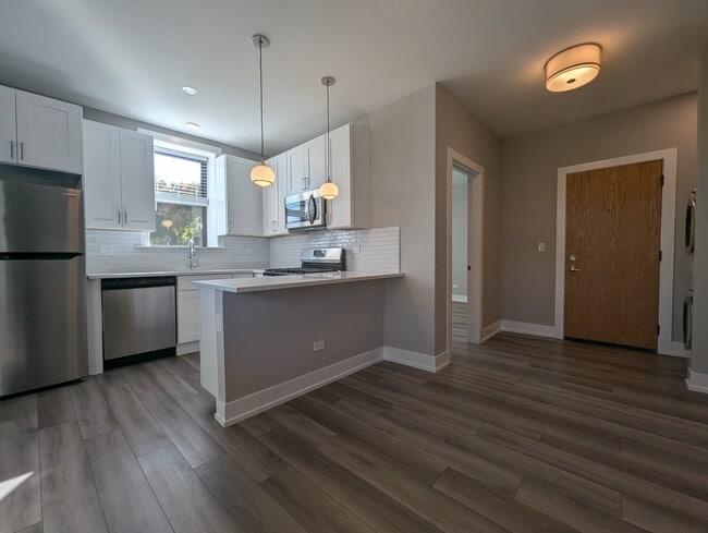 Building Photo - 3937 N Janssen Ave