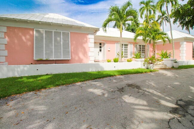 Foto del edificio - ***DOWNTOWN***OLDE NAPLES***BEACH IS JUST A FEW STEPS FROM FRONT DOOR***4 BEDS/ 3 BATHS***FURNISH...