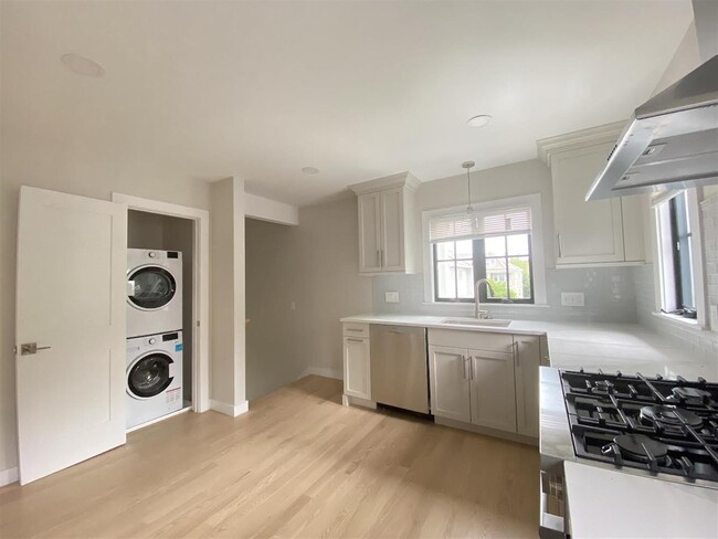 Building Photo - 33 Brimmer St