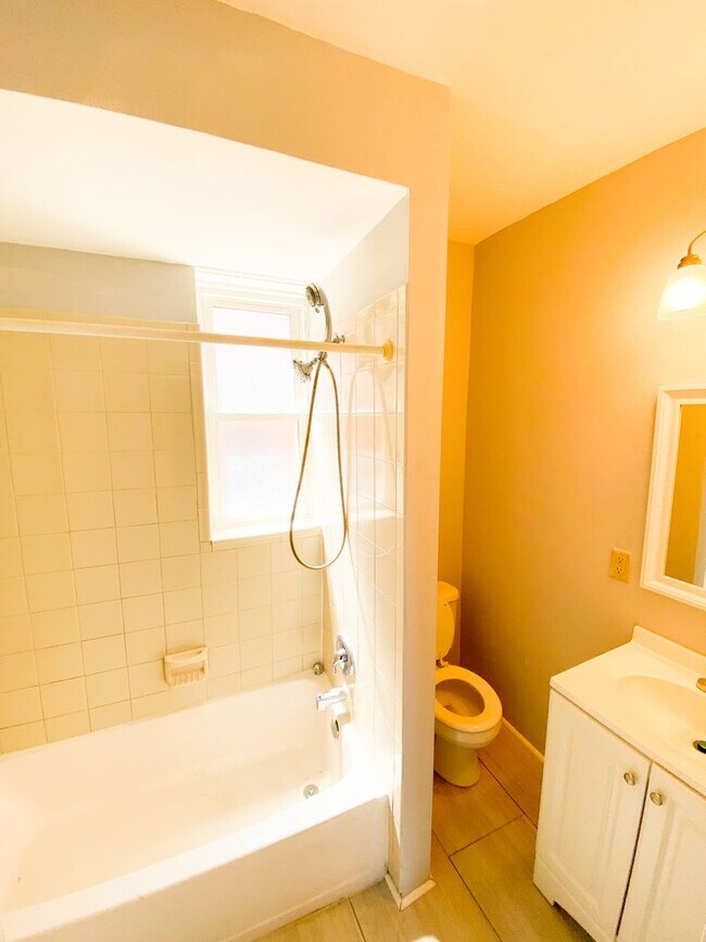 Foto del edificio - Spacious 2 bed/1 bath Apartment Just South of Cherokee!