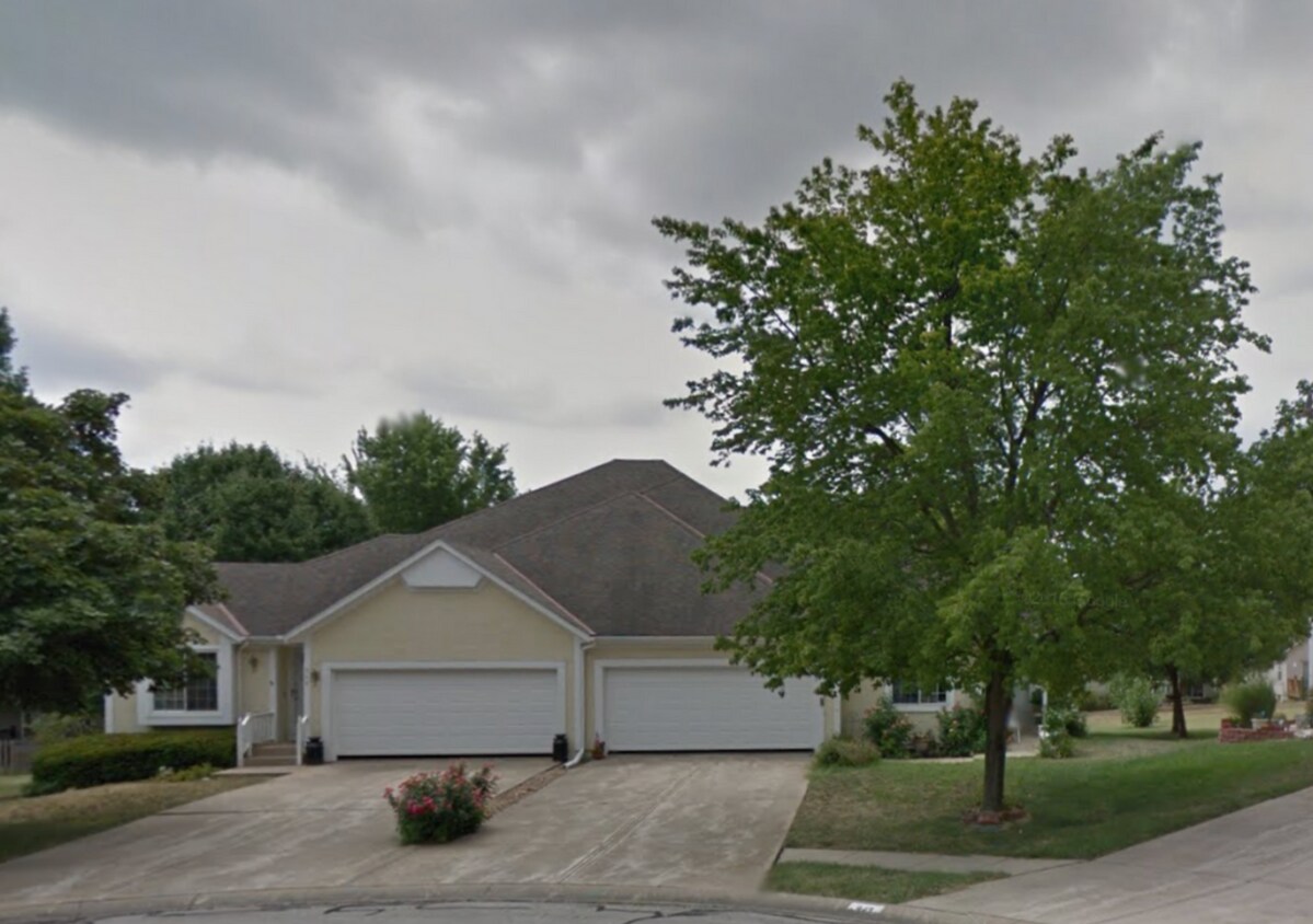 Primary Photo - 942 N Parker St