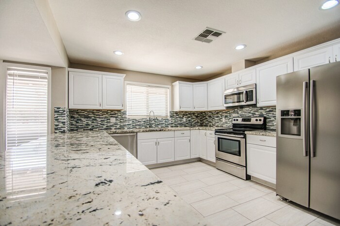 Beautifully remodeled corner 4/2 with pool... - Beautifully remodeled corner 4/2 with pool...