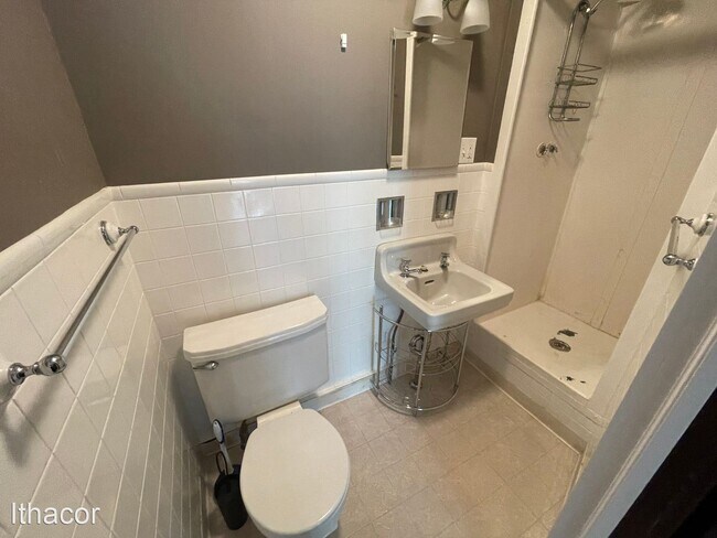 Foto del edificio - 4 br, 2 bath House - 13 Harrington Ave