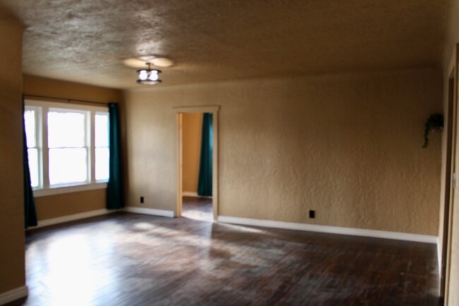 Building Photo - 301 E Madera St