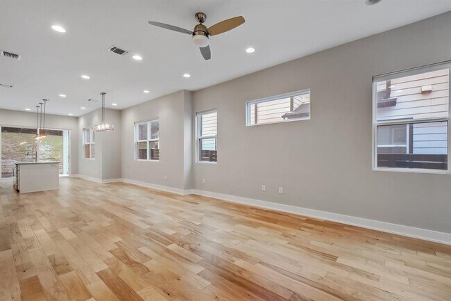 Building Photo - 1301 Cometa St
