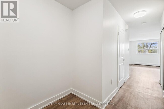 Photo du bâtiment - 1570-1570 Adelaide St N