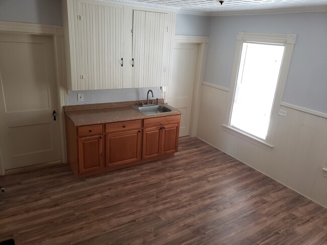 Kitchen - 434 Notre Dame Ave