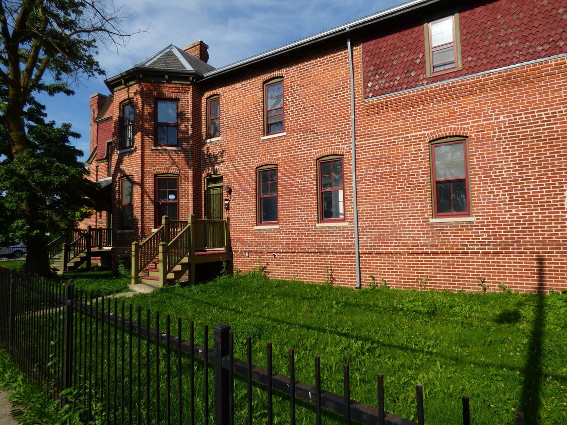 Primary Photo - 10705 S Cottage Grove Ave