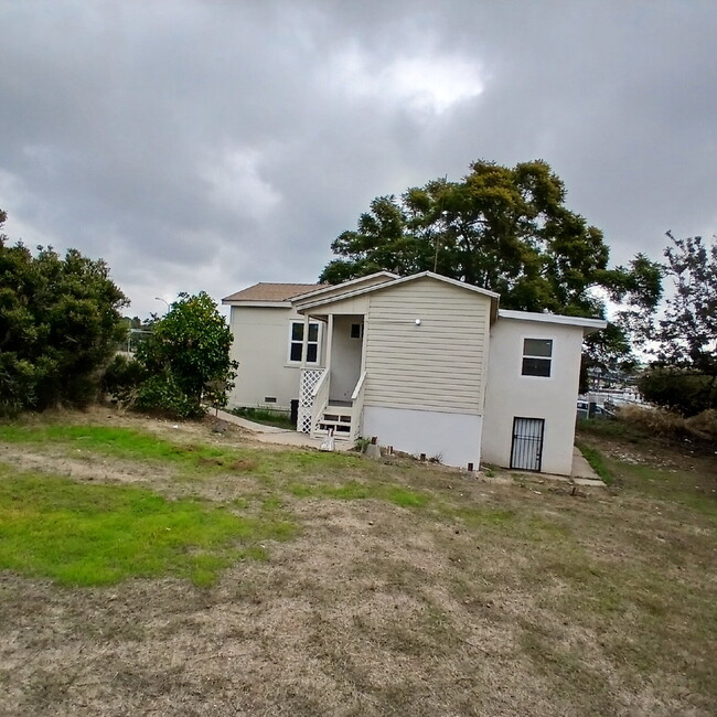 Foto del edificio - Detached home with large yard