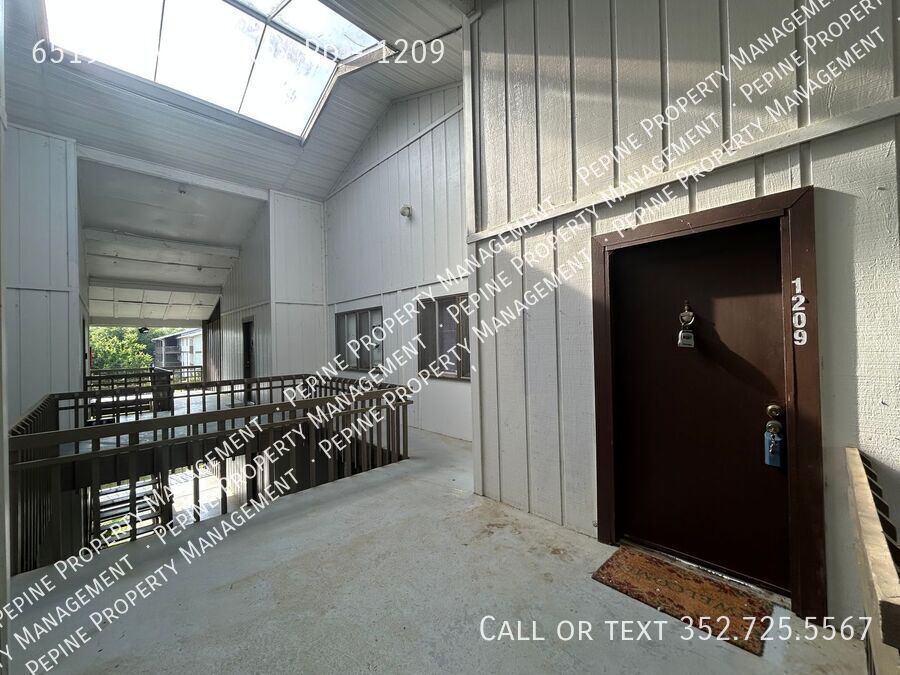 Primary Photo - 6519 W Newberry Rd