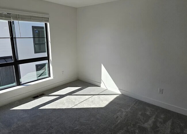 Foto del edificio - 2034 S Holly St