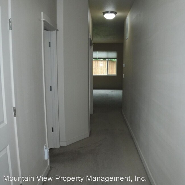 Foto del edificio - 4 br, 2.5 bath House - 864 NE Locksley Dr.