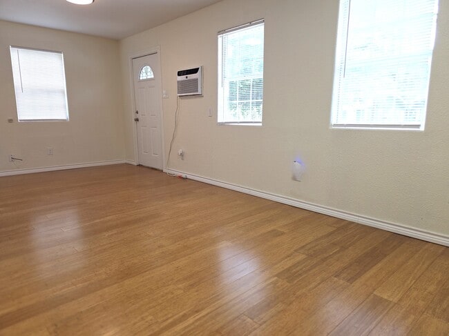 livingroom - 513 Wolf St