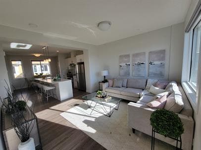 Photo du bâtiment - 2796-2796 Maple Way NW