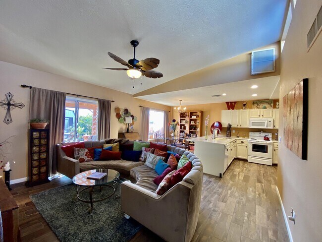 Building Photo - 9754 E Skyview Dr