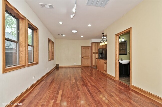 Foto del edificio - 2453 N Campbell Ave