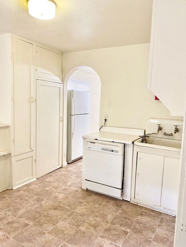 Building Photo - Fabulous 3 Bedroom 1 Bath Vintage Home in ...