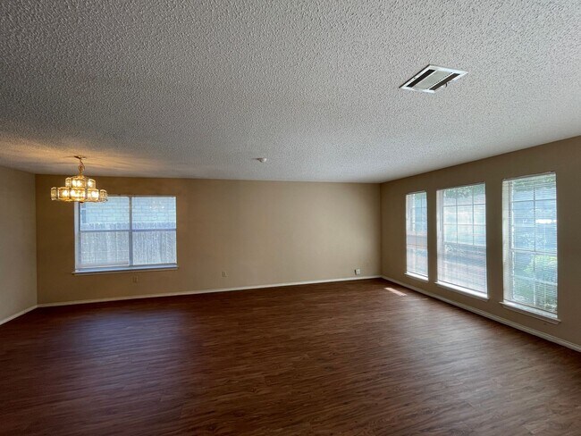 Building Photo - HUGE 4 BEDROOM HOME - GREAT LOCATION!