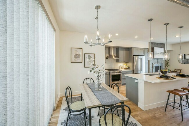 Foto del edificio - 4922 Lowell Blvd