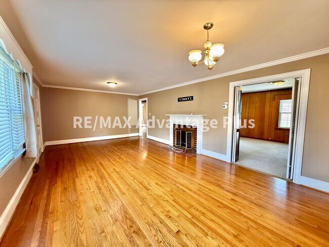 Foto del edificio - Very Spacious Home with 2 beds/2 baths and a bonus room, close to Charlotte Courthouse