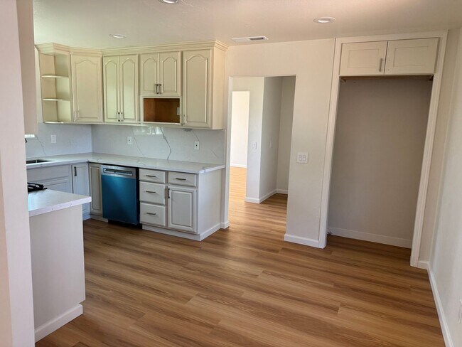Foto del edificio - Beautiful Large Three Bedroom on Marina Av...