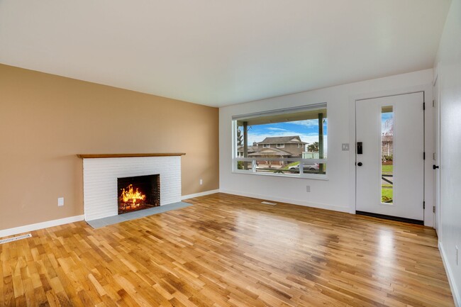 Foto del edificio - Updated Kitchen w/Private Fenced Backyard