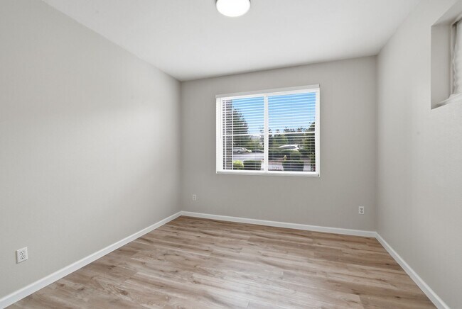 Foto del edificio - 560 225th Ln NE