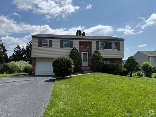 Building Photo - 906 Willcliff Dr