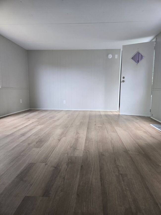 Building Photo - 2 Bedroom Mobile Home in Rockwell Village!