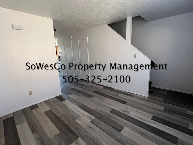 Foto del edificio - Two Bedroom 1.5 Bath With New Flooring, Pa...
