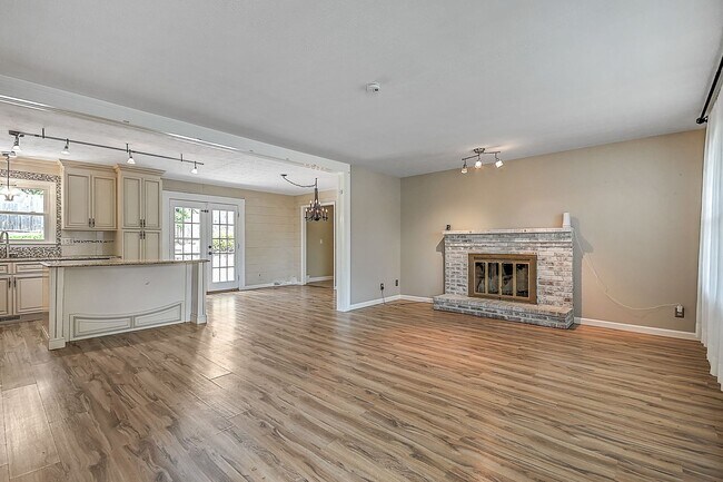 Building Photo - 4 Bedrooms 3 Baths Johnson City