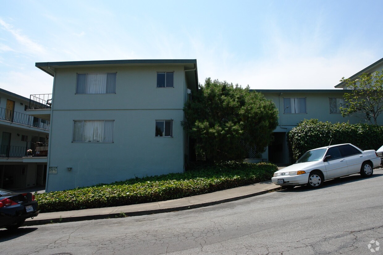 Building Photo - 131 Irene