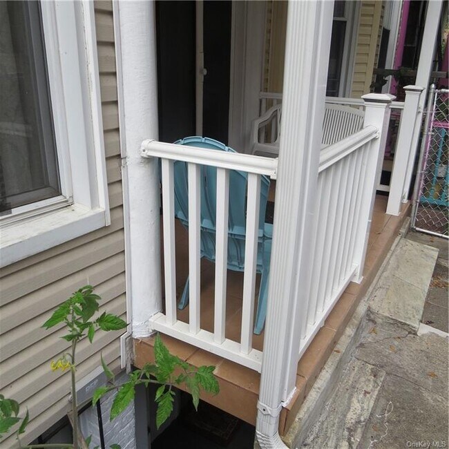 Building Photo - 2567 Bainbridge Ave