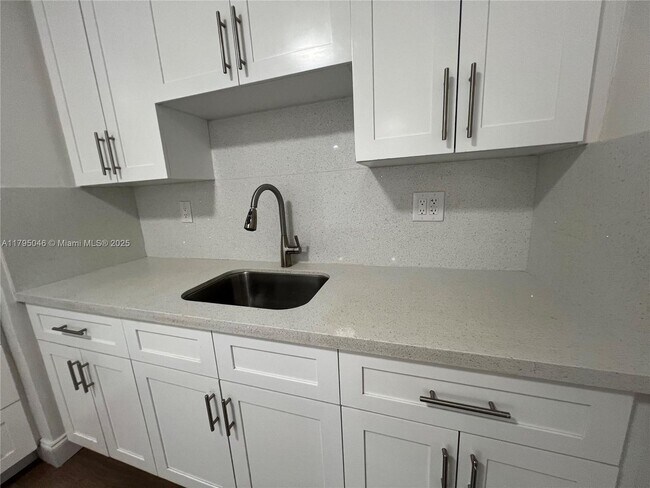 Foto del edificio - 770 NW 179th St