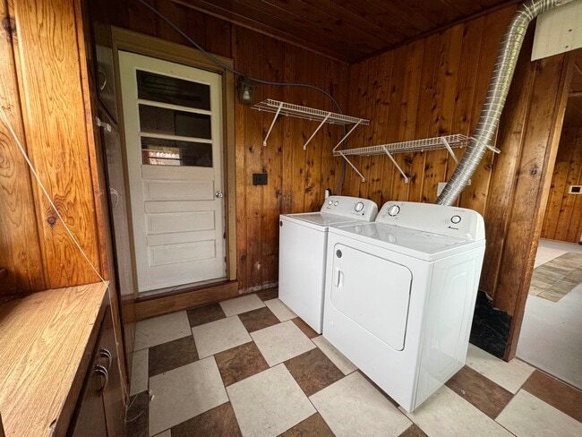 Building Photo - 1532 Vernon Ave