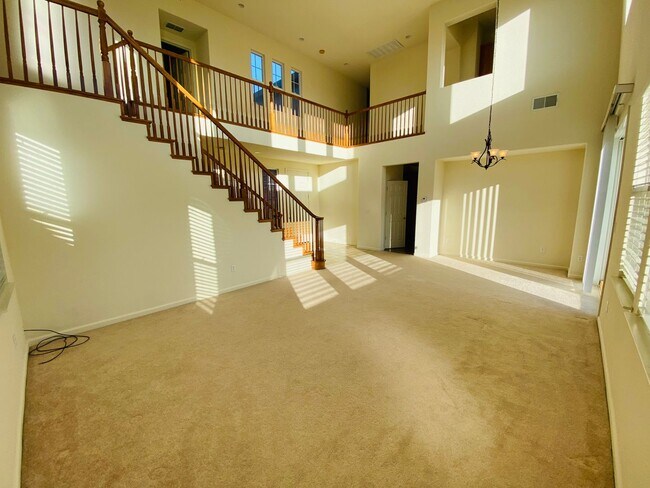 Building Photo - Lots of Space!