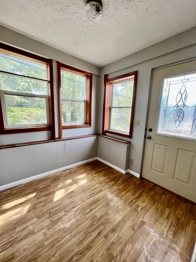 Building Photo - Newly Updated 3-bed 1.5-bath House in South Omaha, close to 13th St and downtown