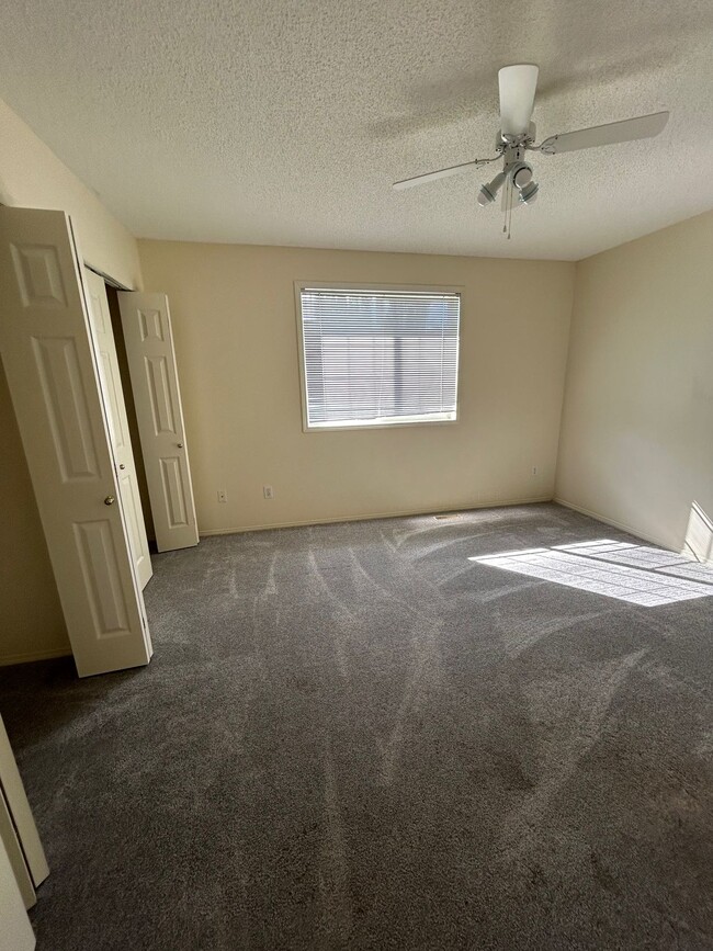 Building Photo - 2 Bed 2.5 Bath Unit in Edmonton, AB