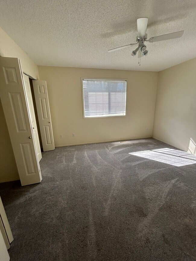 Photo du bâtiment - 2 Bed 2.5 Bath Unit in Edmonton, AB