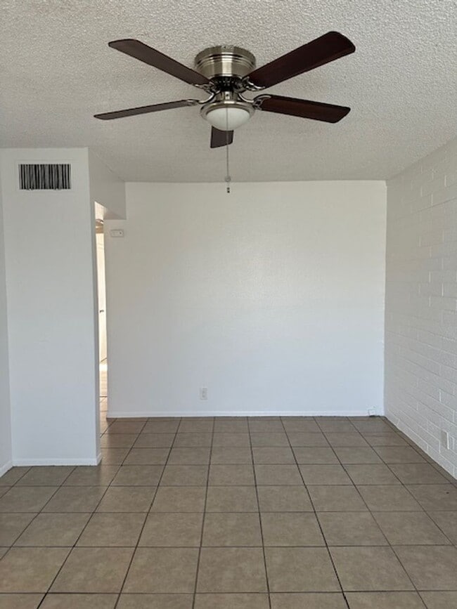 Building Photo - Great Ground Level Unit, Prime Area, Overlooking Pool!