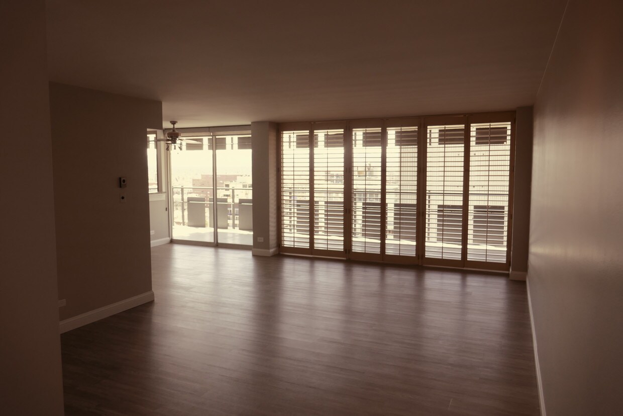 Living/dining - 790 N Washington St
